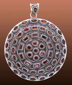 garnet-77861_640